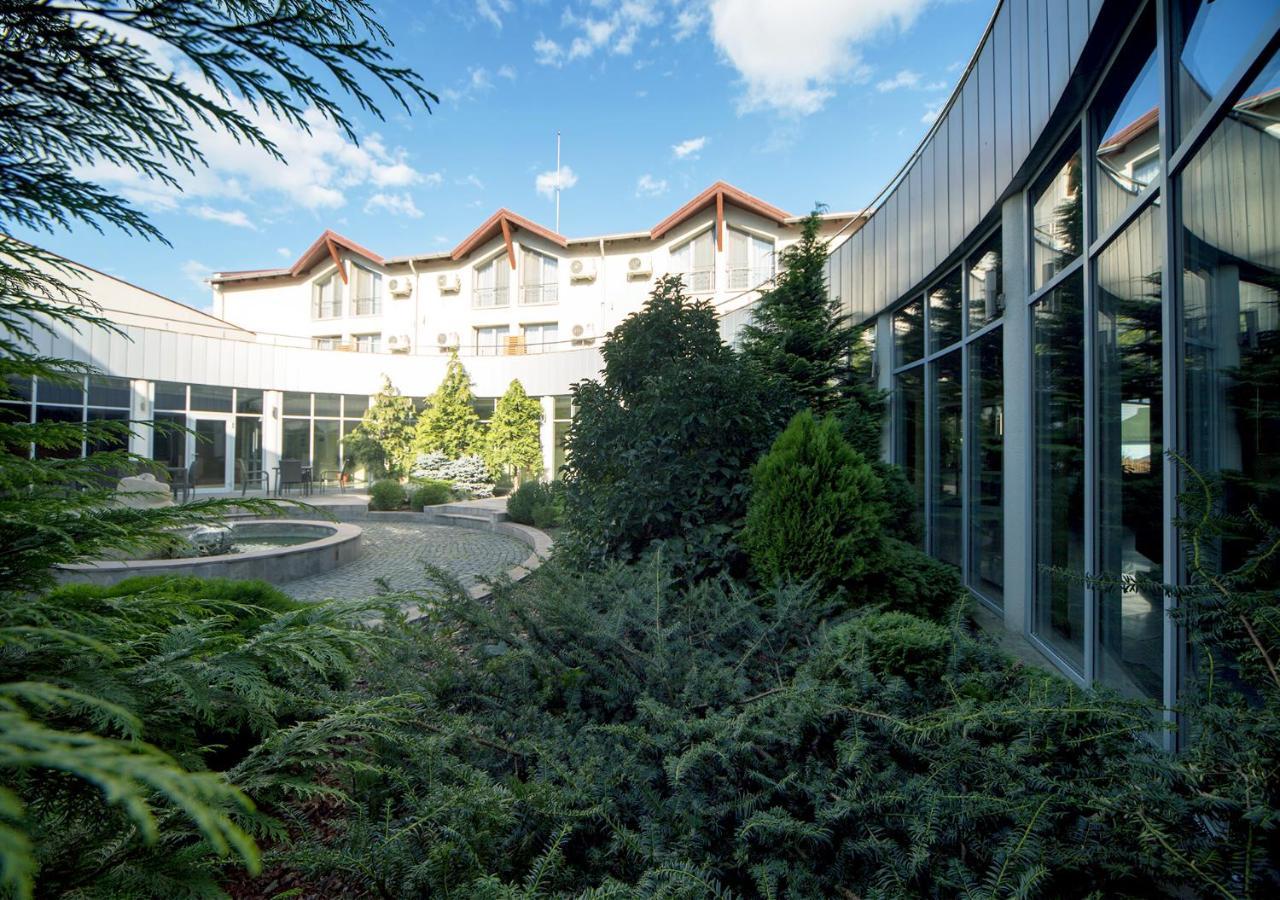 Hotel Atrium Tîrgu Secuiesc Exterior foto